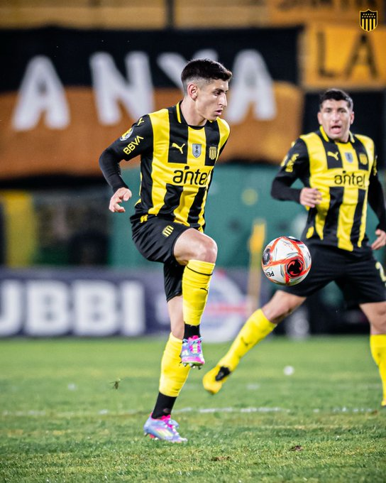 ManyaSport's tweet photo. ⏯️ Final del 1T

El rendimiento de Peñarol en esta primera parte fue muy flojo. Salvo una jugada aislada de Sosa, el equipo mostró muchas fallas en defensa y casi no pudo mantener la posesión. Wanderers se aprovechó de eso y lo tuvo dominado durante buena parte del primer tiempo. https://t.co/KGH5ycc8Dg