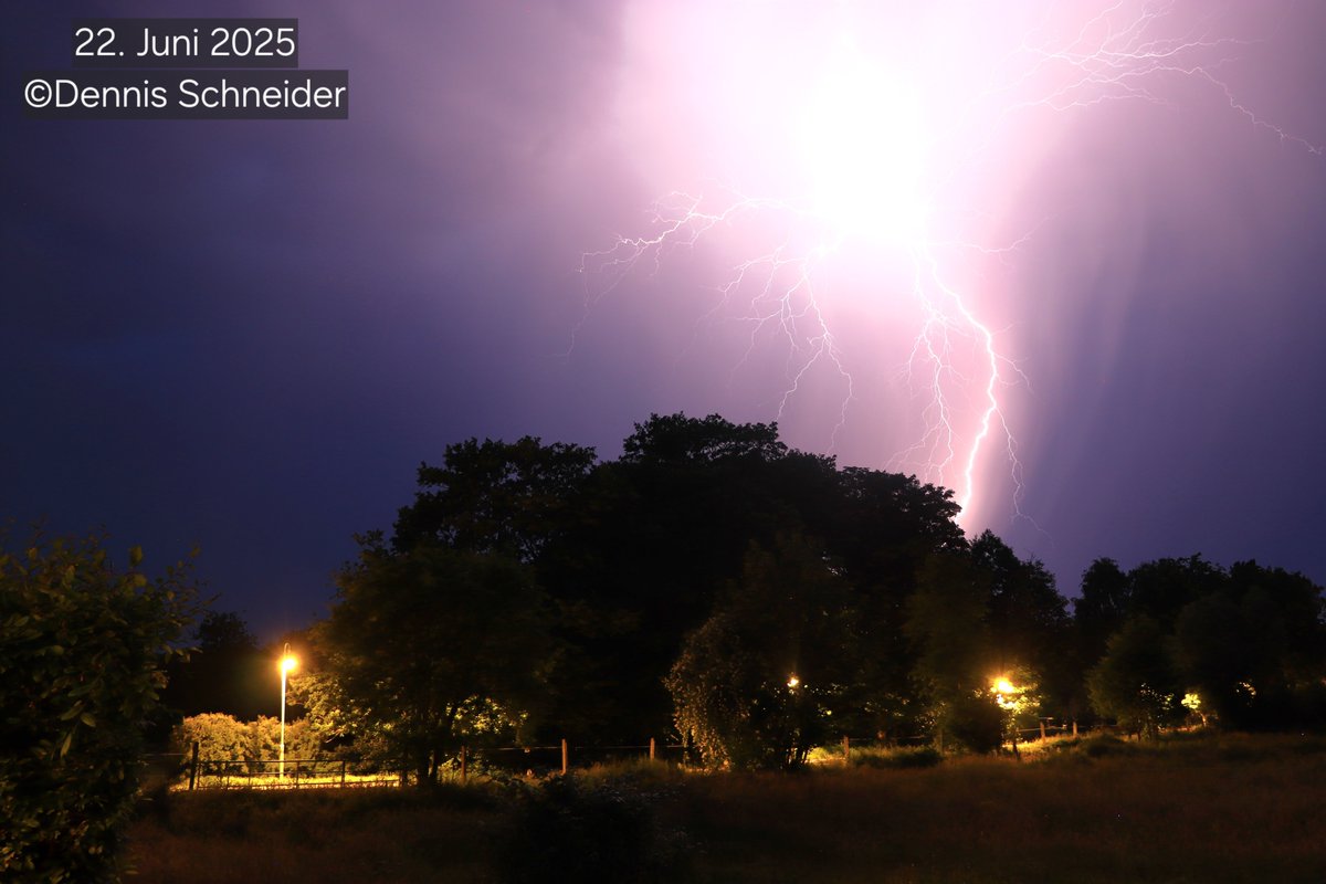 22. Juni 2025: #Gewitter über dem #Darß. Kräftiger #Blitz-Einschlag aufgenommen um 23:07 Uhr MESZ in #Prerow Blickrichtung  Nordwest. 
Der war es: kachelmannwetter.com/de/blitze/vorp… <a href="/meteoHRO/">meteoHRO - Wetter MV</a>