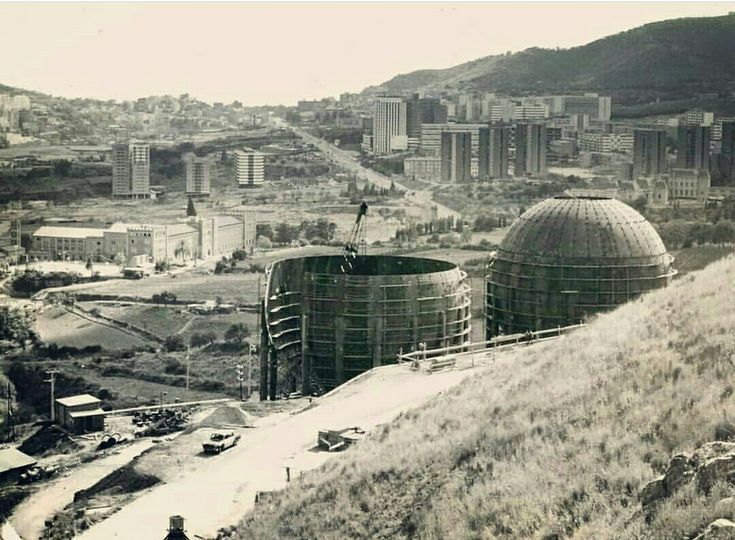 AndreJMeseguer's tweet photo. @ireneuc No és per defensar una colla de dictadors... Crec que estaven allunyats dels edificis quan els van fer. https://t.co/CXNf3lH24T