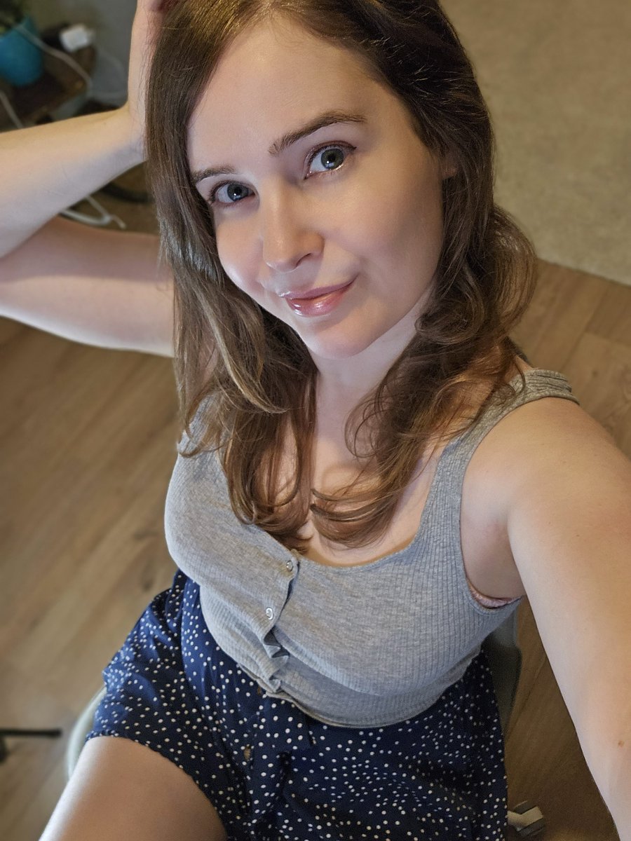 Onlineeeeee!! Let's spend part of our Sunday together 😁 melodymellow.live