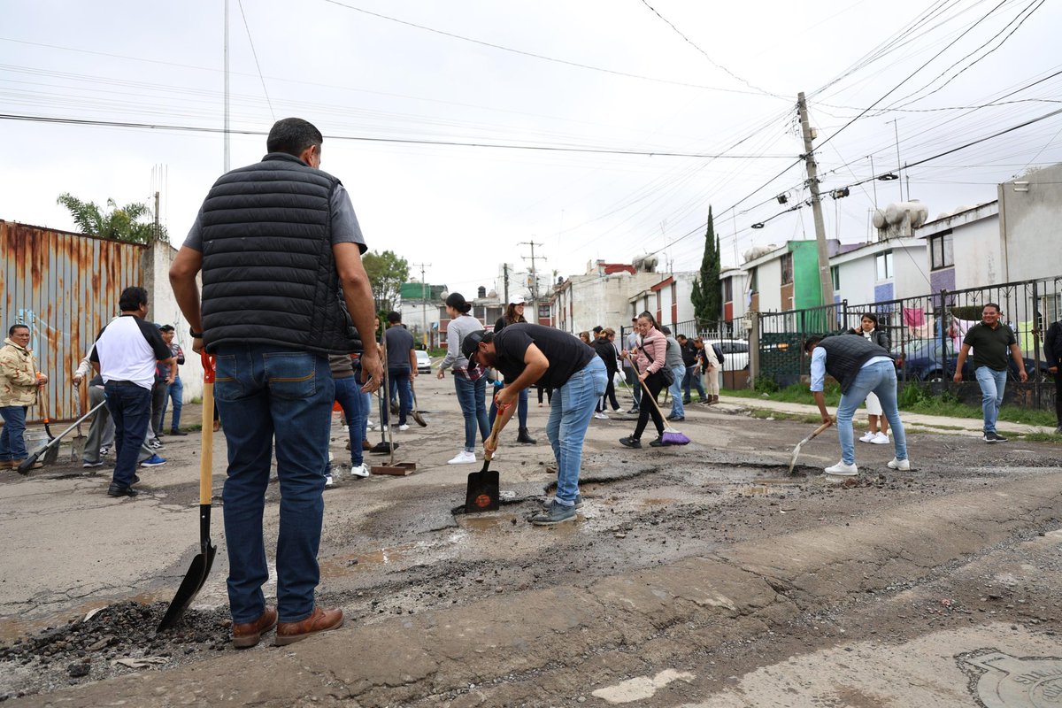 artemisa_laura's tweet photo. Este es el resultado de escuchar al pueblo, de ser un Congreso del Estado cercano.
Agradezco la sensibilidad del gobernador @armentapuebla_ para responder al llamado que recientemente hicimos para fortalecer las tareas de bacheo en la capital poblana.
Hoy con mucho gusto estamos en INFONAVIT #LaRosa y Colonia #10DeMayo para bachear de la mano con la gente, a quien nos debemos.
“El poder sólo se vuelve virtud cuando se pone al servicio de los demás”.
#PorAmorAPuebla♥️
#PensarEnGrande👏🏽