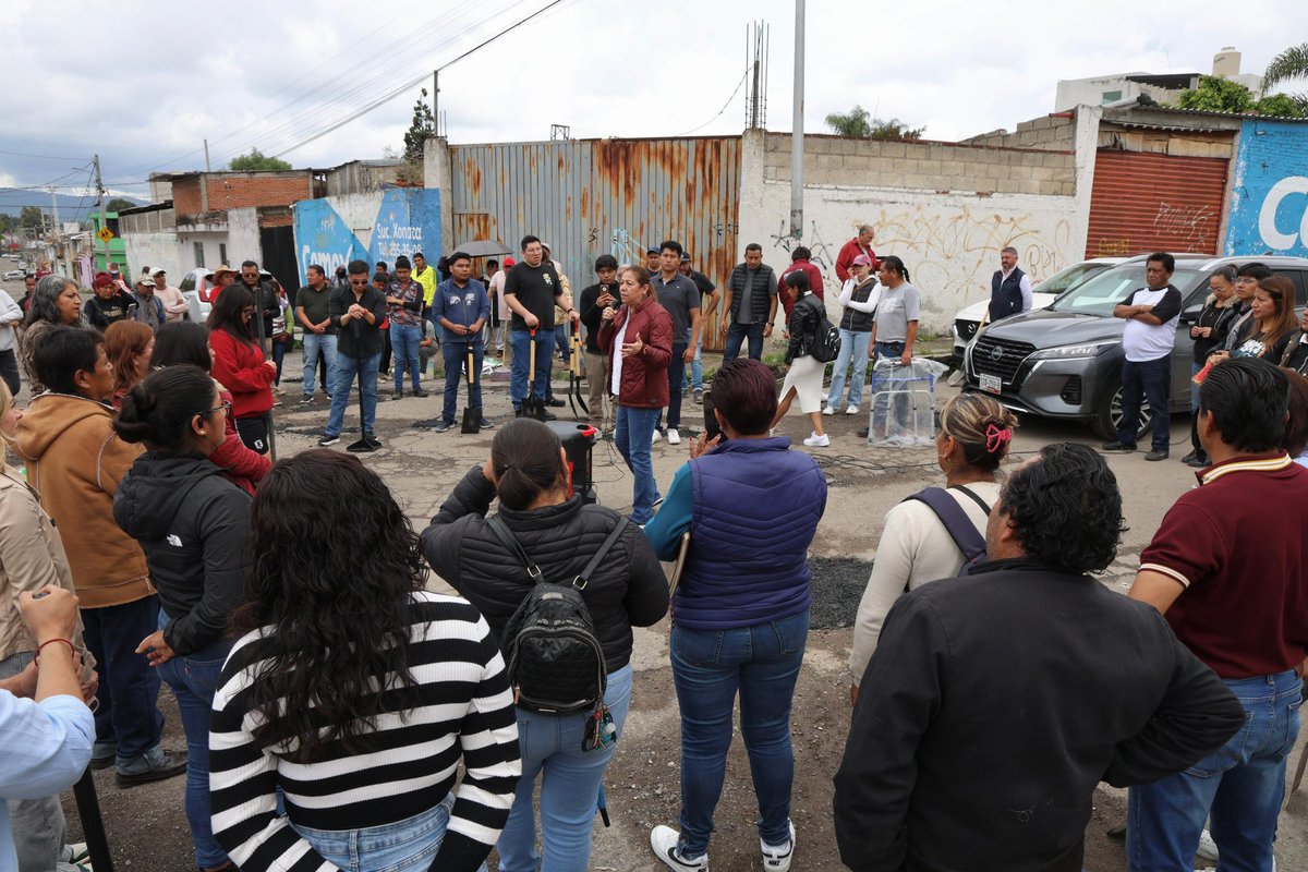 artemisa_laura's tweet photo. Este es el resultado de escuchar al pueblo, de ser un Congreso del Estado cercano.
Agradezco la sensibilidad del gobernador @armentapuebla_ para responder al llamado que recientemente hicimos para fortalecer las tareas de bacheo en la capital poblana.
Hoy con mucho gusto estamos en INFONAVIT #LaRosa y Colonia #10DeMayo para bachear de la mano con la gente, a quien nos debemos.
“El poder sólo se vuelve virtud cuando se pone al servicio de los demás”.
#PorAmorAPuebla♥️
#PensarEnGrande👏🏽