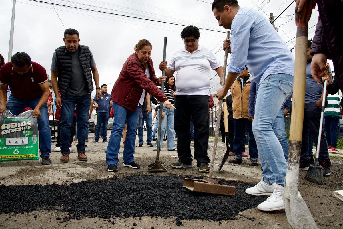 artemisa_laura's tweet photo. Este es el resultado de escuchar al pueblo, de ser un Congreso del Estado cercano.
Agradezco la sensibilidad del gobernador @armentapuebla_ para responder al llamado que recientemente hicimos para fortalecer las tareas de bacheo en la capital poblana.
Hoy con mucho gusto estamos en INFONAVIT #LaRosa y Colonia #10DeMayo para bachear de la mano con la gente, a quien nos debemos.
“El poder sólo se vuelve virtud cuando se pone al servicio de los demás”.
#PorAmorAPuebla♥️
#PensarEnGrande👏🏽