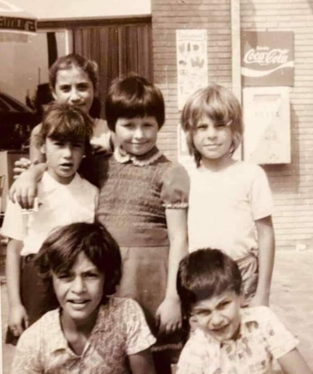 Io sono anni '70, quando a scuola andavi rigorosamente a piedi, col panino a olio, i capelli con la fila di lato e fuori l' istituto non c' erano i rappresentanti dei genitori.

E neanche i Suv in terza fila.

Io sono anni '70 quando la domenica a pranzo era obbligatorio