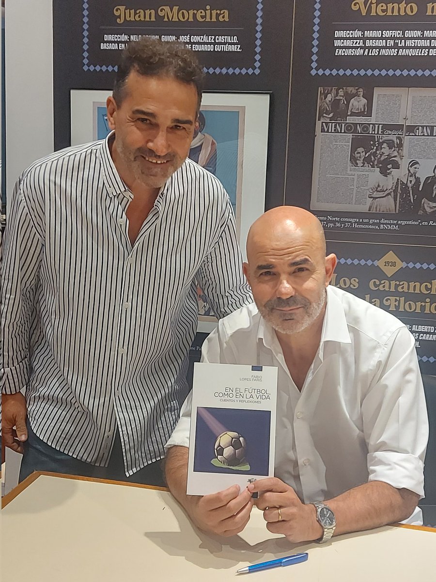 Fabioqqn's tweet photo. Fue como cambiar la camiseta con el Diego 😀.
Gracias por la gentileza Eduardo Sacheri, un honor 

#enelfutbolcomoenlavida https://t.co/nKApgmMd8U