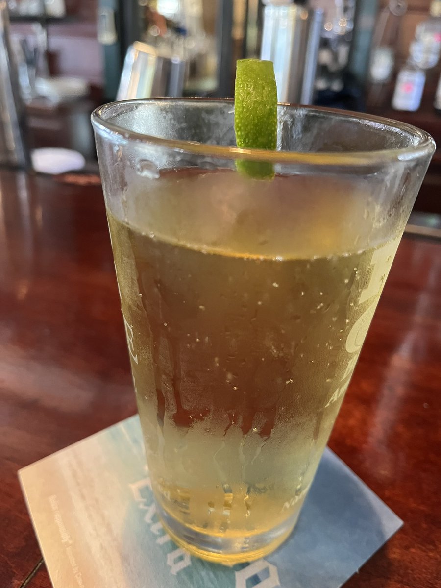 parrisnights1's tweet photo. Just rattled the bartender with my good looks and she poured the wrong beer and ordered me a 16in cannoli with extra pepperoni https://t.co/AROk7gPzWn