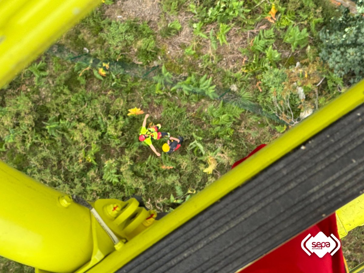 BomberosAstur's tweet image. El Grupo de Rescate con el helicóptero medicalizado del #SEPA localiza y traslada, ileso, hasta la localidad de Arenas de #Cabrales a un hombre que se desorientó realizando una ruta por el río #Cares.