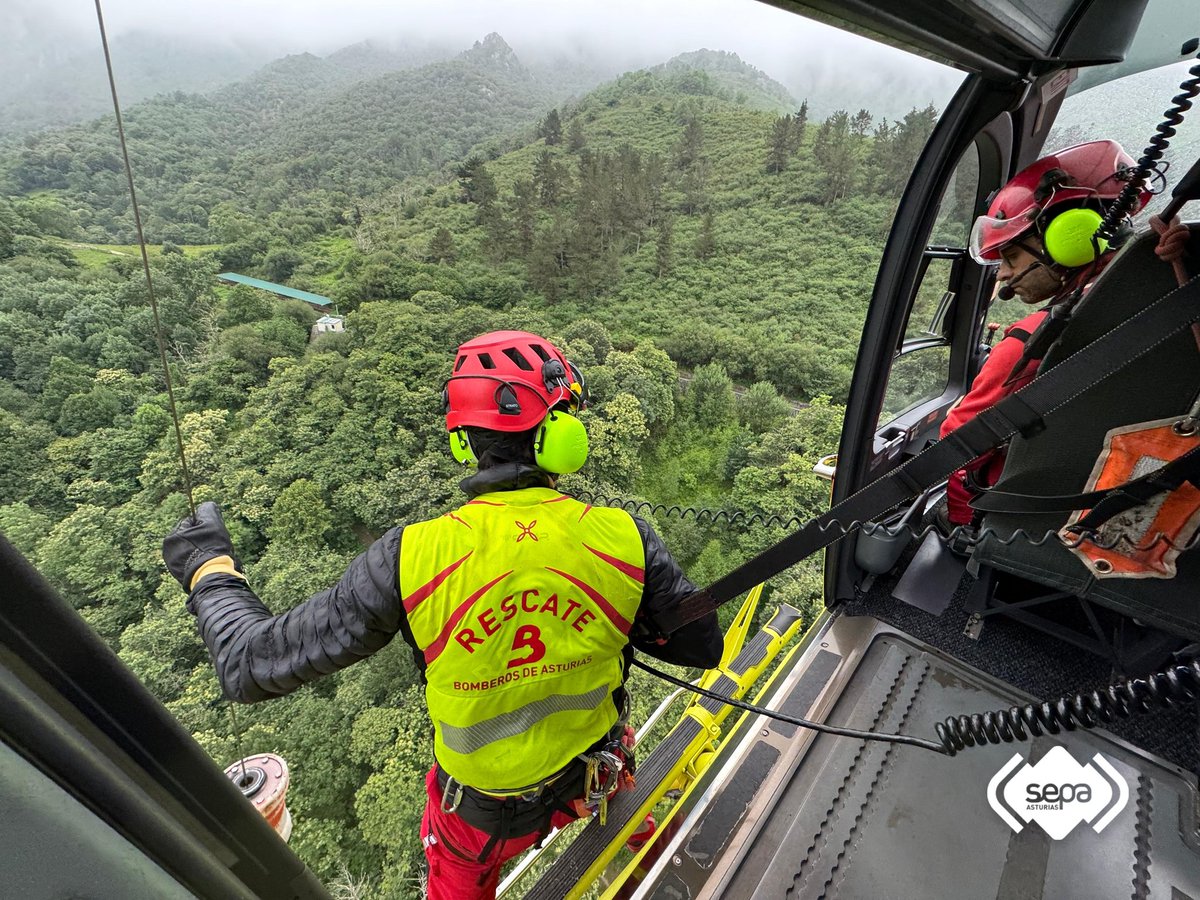 BomberosAstur's tweet image. El Grupo de Rescate con el helicóptero medicalizado del #SEPA localiza y traslada, ileso, hasta la localidad de Arenas de #Cabrales a un hombre que se desorientó realizando una ruta por el río #Cares.