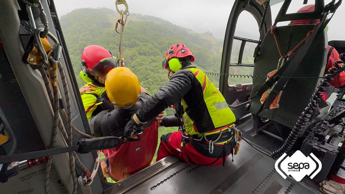 BomberosAstur's tweet image. El Grupo de Rescate con el helicóptero medicalizado del #SEPA localiza y traslada, ileso, hasta la localidad de Arenas de #Cabrales a un hombre que se desorientó realizando una ruta por el río #Cares.
