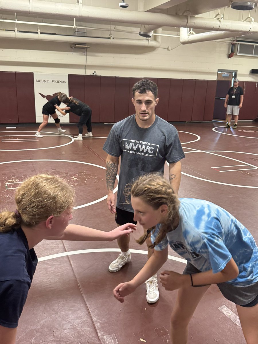 MV_GirlsWrestle's tweet image. Big thank you to @michaelblockhus for spending the day in Mount Vernon and putting on a boys and girls camp for our wrestling programs. We look forward to seeing you wearing more MV Maroon💪🏻 
Go Stangs