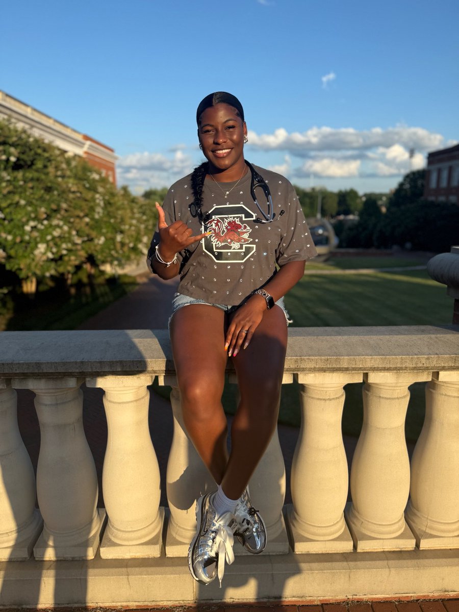 sydfrmclt's tweet photo. Cue the happy tears, late-night study sessions, and life-changing news!

I was accepted into the University of South Carolina School of Medicine, Class of 2029! Grateful to God for His grace and I’m committed to keeping Him first on my journey to M.D. 🐔🤙🏾❤️ #FutureMD https://t.co/BppE94HScw