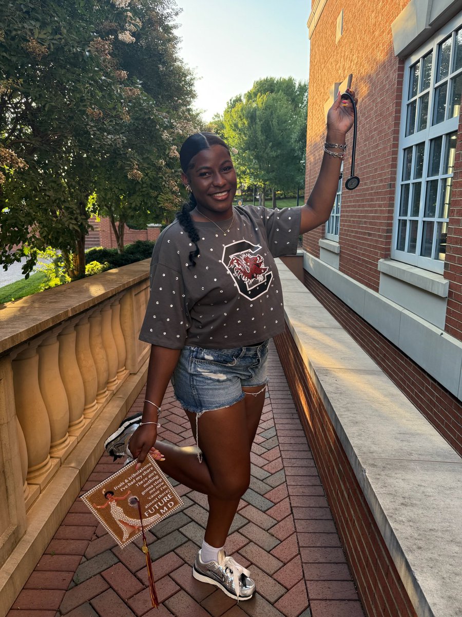 sydfrmclt's tweet photo. Cue the happy tears, late-night study sessions, and life-changing news!

I was accepted into the University of South Carolina School of Medicine, Class of 2029! Grateful to God for His grace and I’m committed to keeping Him first on my journey to M.D. 🐔🤙🏾❤️ #FutureMD https://t.co/BppE94HScw