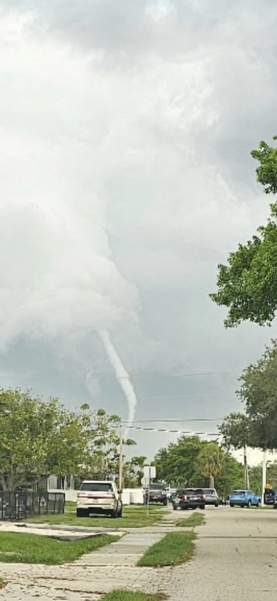 BrettSteffen's tweet photo. @PaulFox13 water spout near Snead Island https://t.co/4Jl1QxEHyu