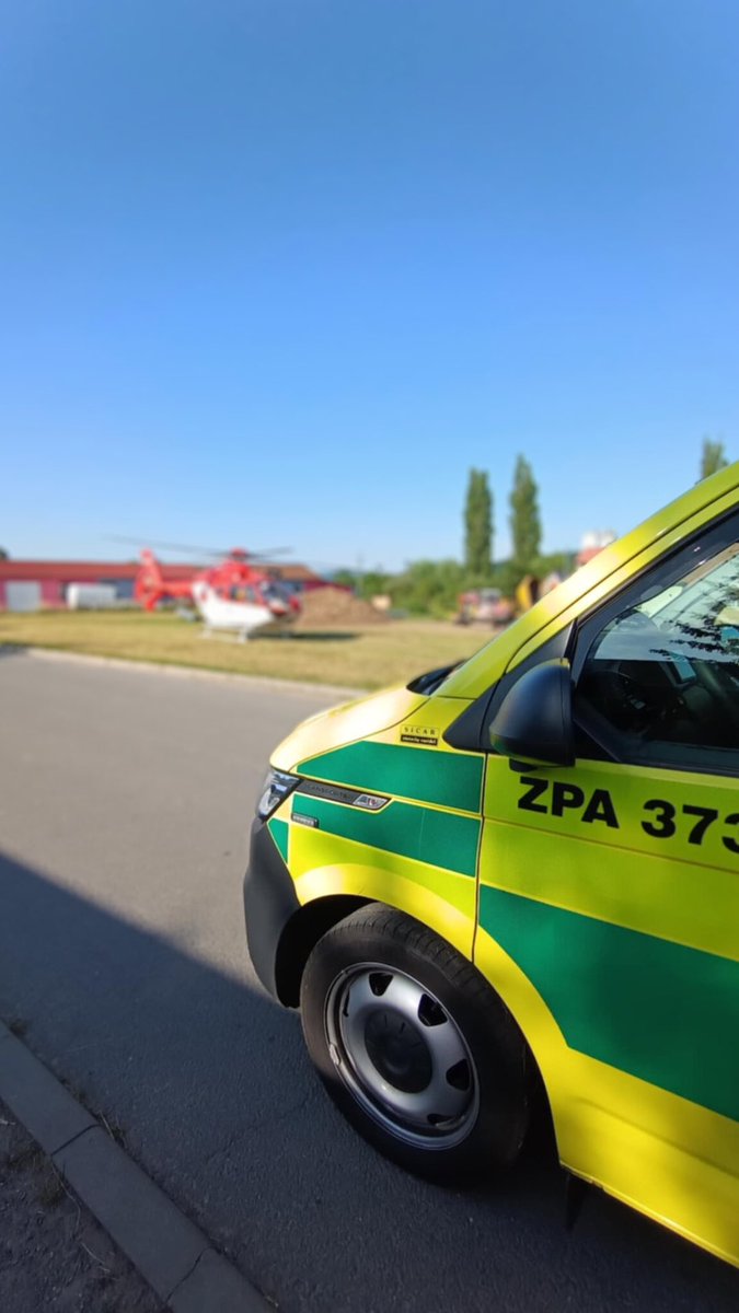 V Jevíčku se dnes srazily autobus a osobní auto. Na místě zasahovaly posádky z Moravské Třebové, <a href="/ZZS_Jmk/">Zdravotnická záchranná služba JmK</a> a LZS <a href="/zzs_ok/">Zdravotnická záchranná služba Olomouckého kraje</a> . Dva pacienti byli transportováni – jeden se středně těžkým, druhý s lehkým zraněním.