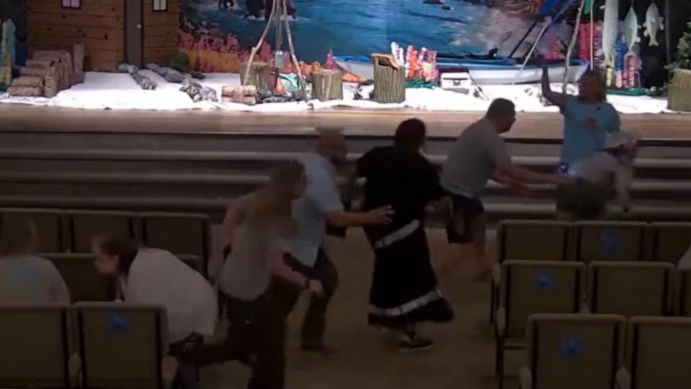 ABD’de, bir kiliseye pazar ibadeti esnasında silahlı saldırı düzenlendi.

Michigan, Wayne'deki CrossPointe Community Church'te bir saldırgan kamyonla kiliseye çarptı ve ateş açtı. Güvenlik görevlisi bacağından vuruldu ve saldırganı etkisiz hale getirdi.