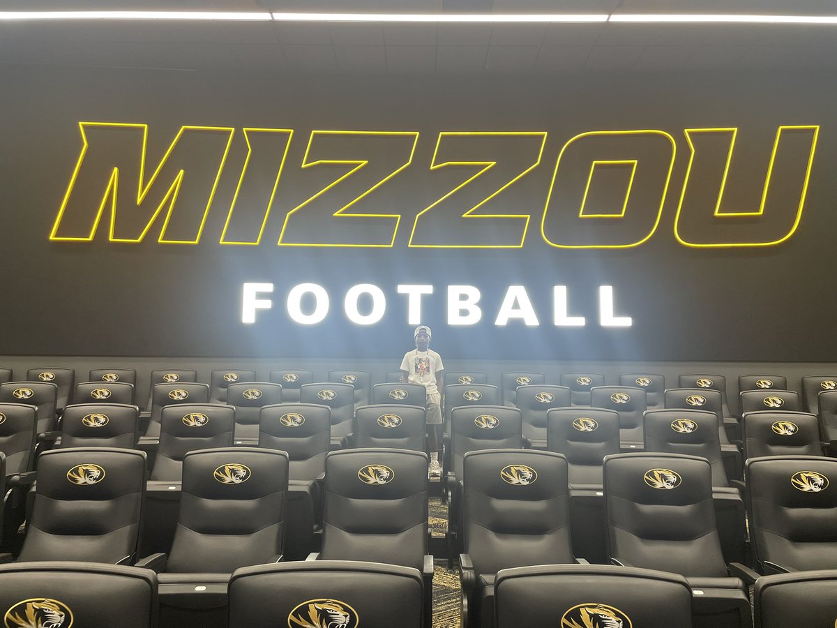 CF2_franklin's tweet photo. Got to tag along with my pops while he did some professional development with @MizzouFootball earlier this week. Really enjoyed myself, huge blessing! #TripleF’s
#TunnelVision | #S4G | #ATH2030 https://t.co/HlooiLplek