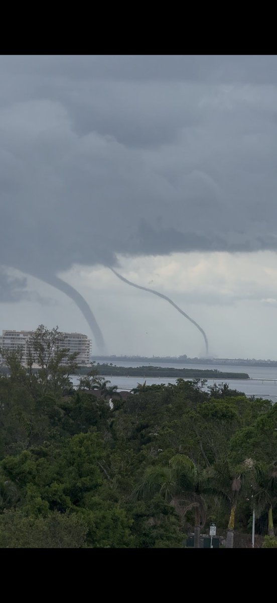 WeatherCentral3's tweet photo. Twins in Sarasota Florida 5:35 pm. @NWSTampaBay https://t.co/PFim0R1xjh