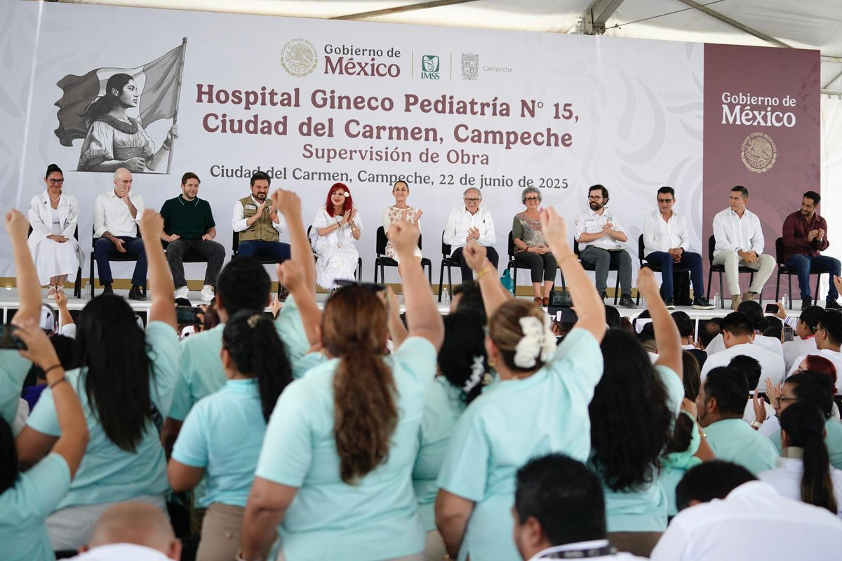 zoerobledo's tweet photo. 💚 Les cuento, las fotos son de hoy en Ciudad del Carmen, en la supervisión de avances del nuevo hospital de @Tu_IMSS en Campeche.

Esta es una de las unidades que el Seguro Popular dejó abandonadas y que el Seguro Social recuperó.

Lo mejor es que representa el crecimiento del #IMSS en el estado después de muchos años sin construir un hospital. Y no es cualquiera: será un Hospital de Gineco Pediatría, pensado para cuidar a las mujeres no solo desde la maternidad, sino desde una perspectiva amplia de salud femenina.

No solo atenderá a recién nacidos, verá por la salud de niñas y niños desde que nacen hasta que cumplan 18 años.

🩺 Contará con 64 camas, 3 quirófanos centrales, 2 salas de expulsión y una de tococirugía; Clínica de Mama, Laboratorio Clínico mastógrafo, rayos X, ultrasonido y más equipo.

Tendrá 11 consultorios de especialidades y un extraordinario personal.

Hoy informamos que ya se contrataron a 79 especialistas que cuidarán con ciencia y con corazón la salud de las y los carmelitas.

Como lo dijo la presidenta @Claudiashein: la salud debe llegar a todas y todos, con dignidad y cercanía.