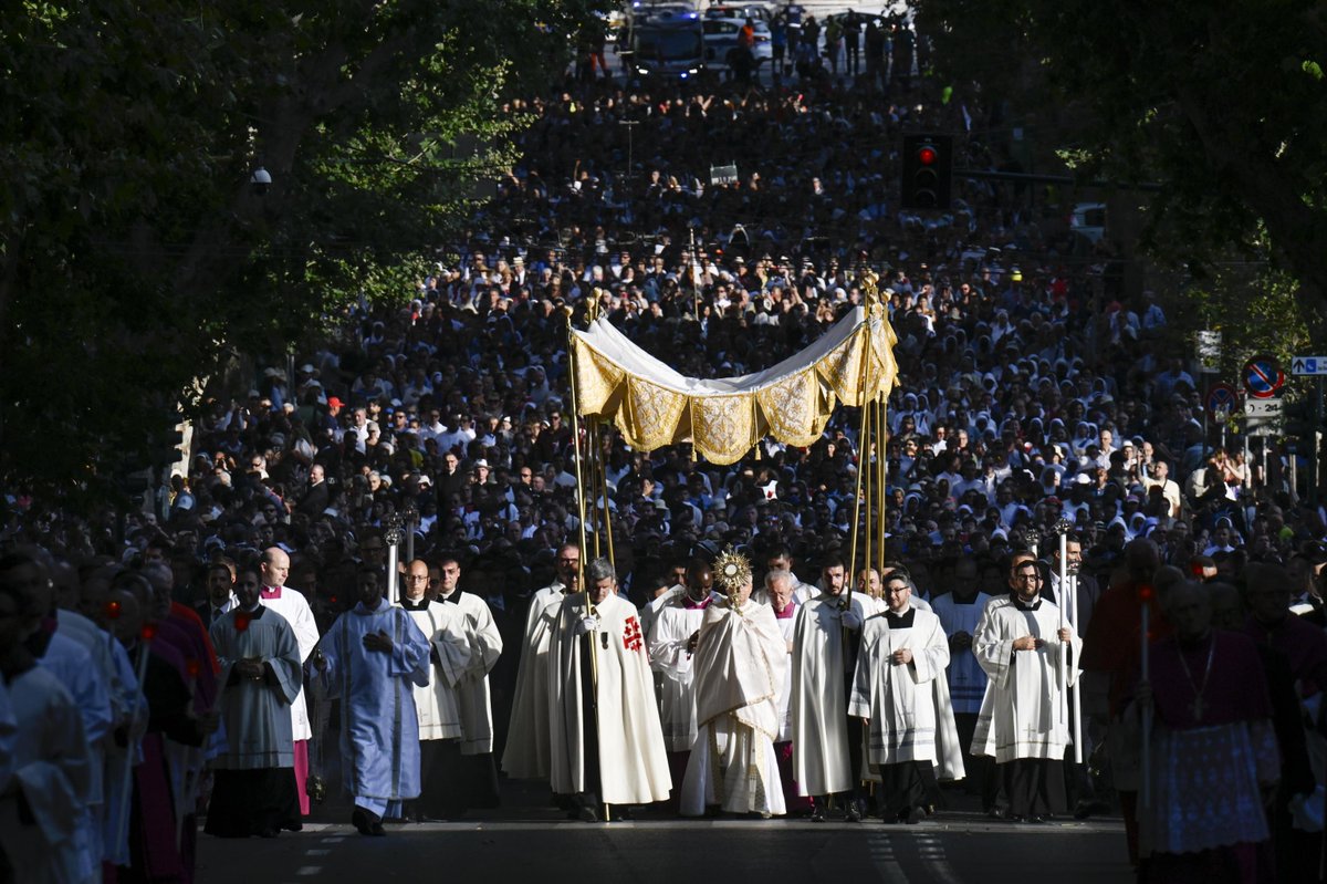 NEWS – #PapaLeoneXIV: "Interi popoli umiliati dall'ingordigia altrui più ancora che dalla propria fame". Il Pontefice in #Laterano per messa e processione del #CorpusDomini. A piedi porta il Santissimo per le vie per #Roma.

Il brano del #Vangelo sul miracolo della