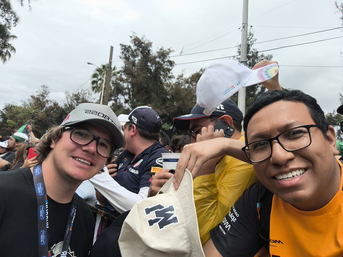 Gerald_Rock's tweet photo. Les comparto la maravilla de foto con Sheldon Creed que pude conseguir en zona azul del autódromo @elpatogalindo @jccasco #NASCARxFSMX https://t.co/0lbac22hlc