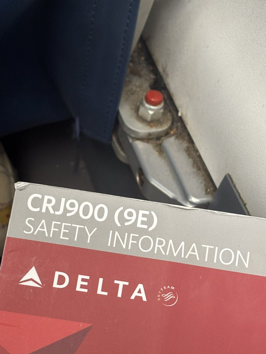 itsallmalarkey's tweet photo. If you like riding in literal filth, come on down to @Delta airlines https://t.co/HYt9iEYSTc