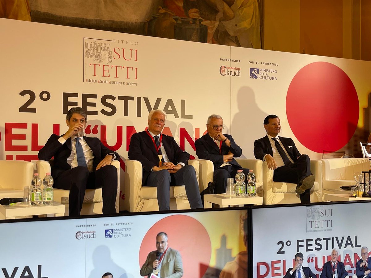 AngeloDeianaTW's tweet photo. Per chi le avesse perse, #ecco le #foto del mio #intervento al 2° Festival dell'"Umano tutto Intero" per la #roundtable "Lavorare" con un #parterre di grandi #protagonisti. Che dire? Solo #grazie...
#Confassociazioni #laretedellereti #unitisivince #suitetti #farerete https://t.co/8Aovnv5FoJ