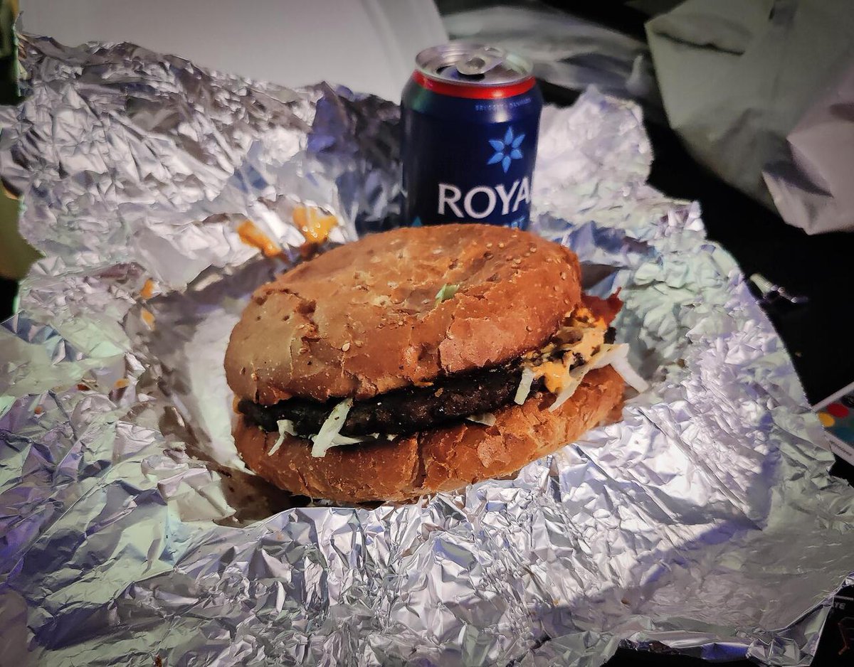 gamefamex's tweet photo. This place took "Wider not taller" serious. 15cm in diameter... 
👉 https://t.co/yaEStox73k
#ad #WiderNotTaller #InnovativeDesign #CreativeSpaces #UrbanArchitecture #UniqueStructures #foodie #burgers #cooking #fastfood #trending #sandwiches #yum #foodpoll https://t.co/1bgTvcp0nH