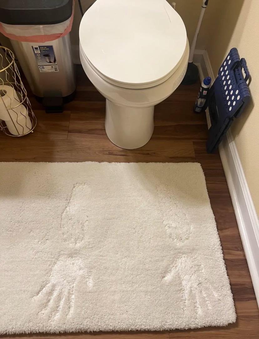antonyng_'s tweet photo. @squirrelslayage what have you done to my toilet https://t.co/TvSEyqL6XW
