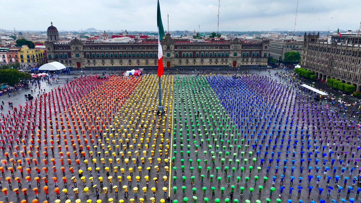 La Jefa de Gobierno de la Ciudad de México, Clara Brugada, participando en la bandera de arcoíris LGBTQIA más grande del mundo 🏳️‍🌈🇲🇽