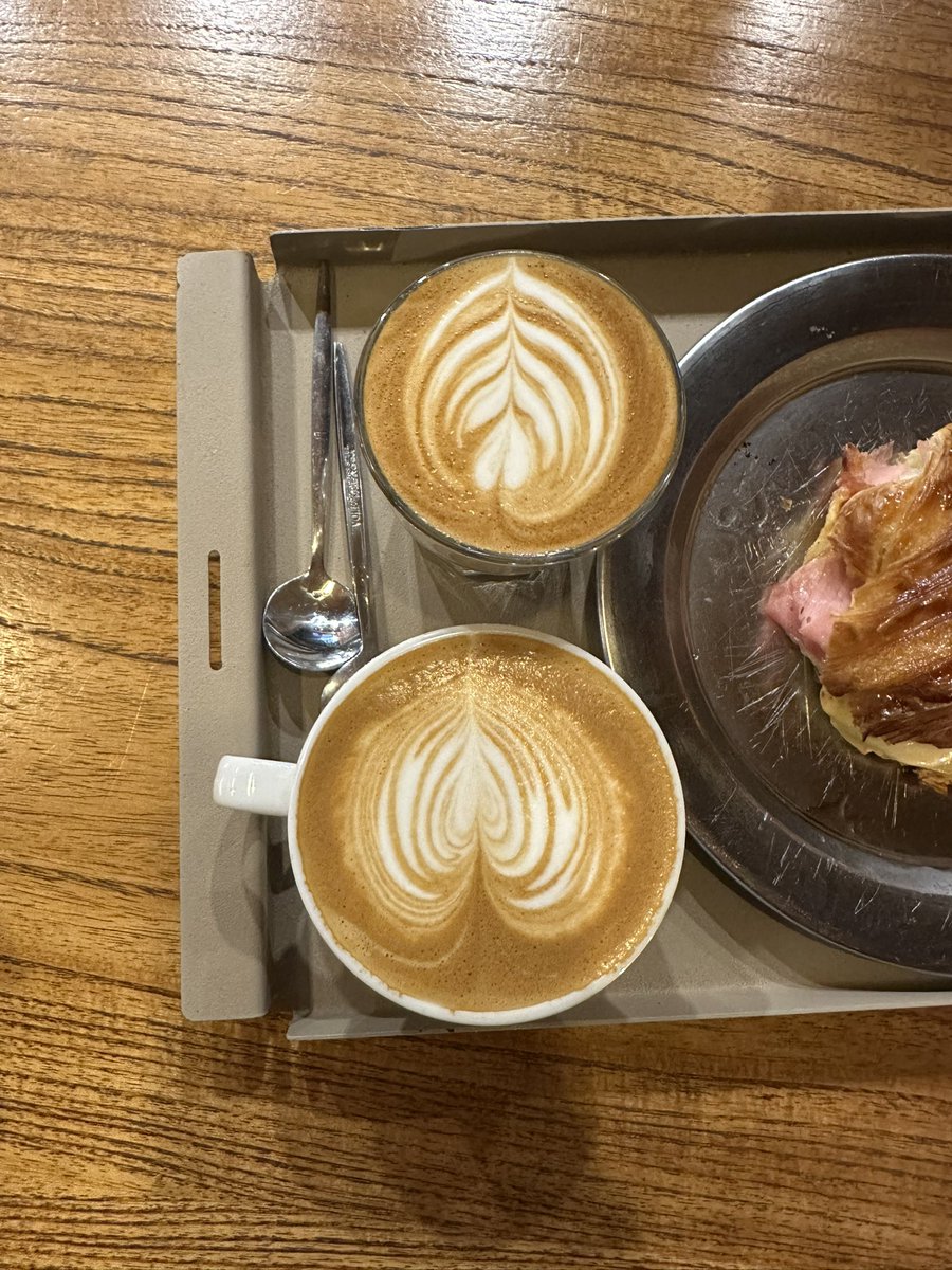 Cafecitos que siempre recomiendo en La Plata y abre el domingo: TKM Tita Café. Pedimos flat white y magic. Y compartimos medialuna con jamón que usan Las Dinas de Tandil y queso dambo. Tienen café de especialidad Colombia Huila de Cuervo. Un infalible.

📍17 y 45