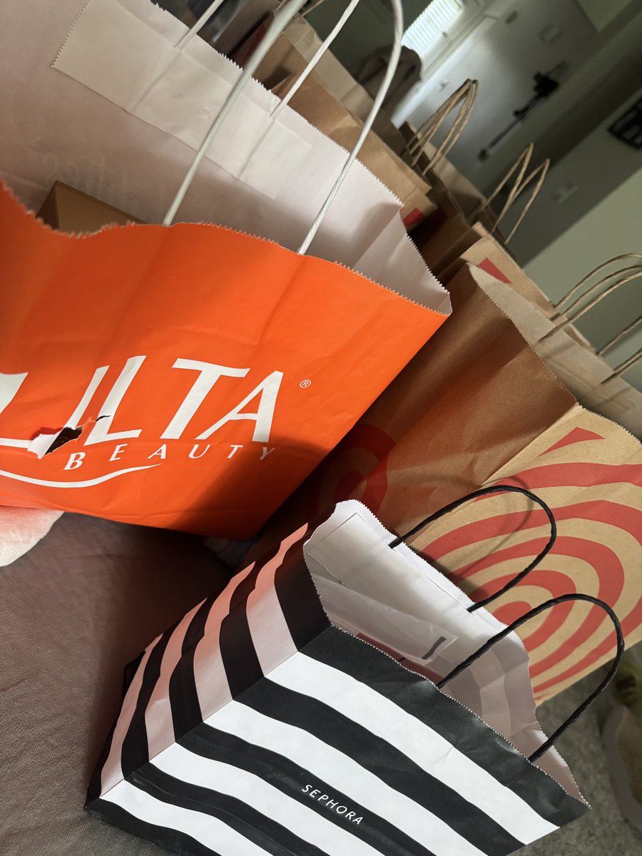 SophiebGoddess's tweet photo. Shopping with your money is my favorite hobby 😌 https://t.co/MGdCSSjjQS