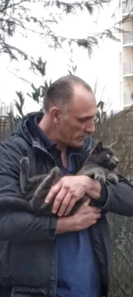 MohamedNumide's tweet photo. 7/ Un an avant son décès, il avait perdu son chat. Celui qu'il tient avec affection dans la première photo. Il se confia à des amis musulmans de la perte de son chat. Il demanda s'il était possible de retrouver son chat s'il faisait une demande à Dieu. Évidemment on lui dit oui. https://t.co/vIP78in2LO