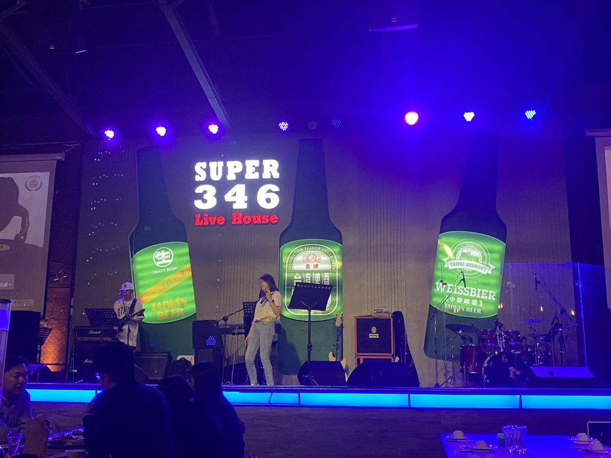 一边お酒を飲みながら、歌手のパフォーマンスを聴けるなんて、最高！🥂🎶✨