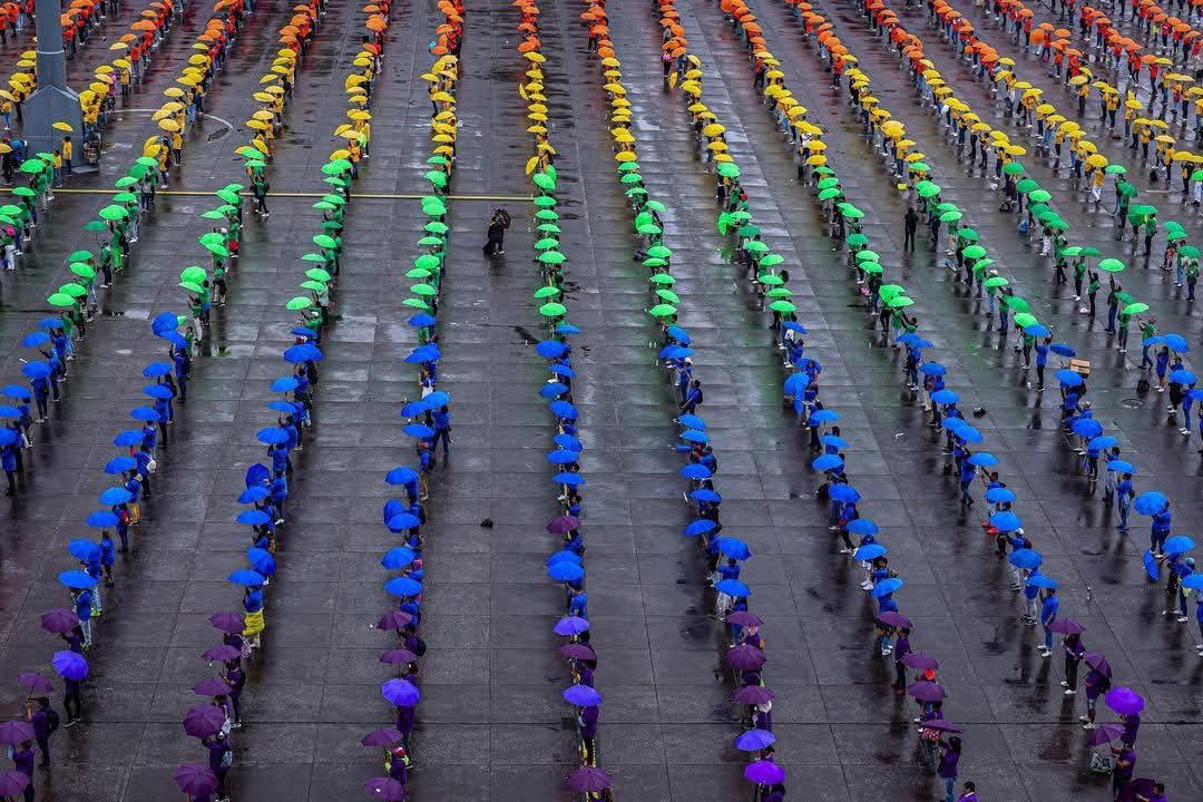 charly_demeza's tweet photo. Que nadie se tenga que ocultar, morir, callar por ser quien es ❤️🧡💛💚💙💜 #ZocaloCDMX https://t.co/FoNWP8kMUJ