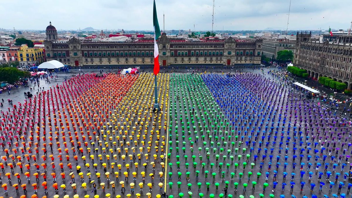 charly_demeza's tweet photo. Que nadie se tenga que ocultar, morir, callar por ser quien es ❤️🧡💛💚💙💜 #ZocaloCDMX https://t.co/FoNWP8kMUJ