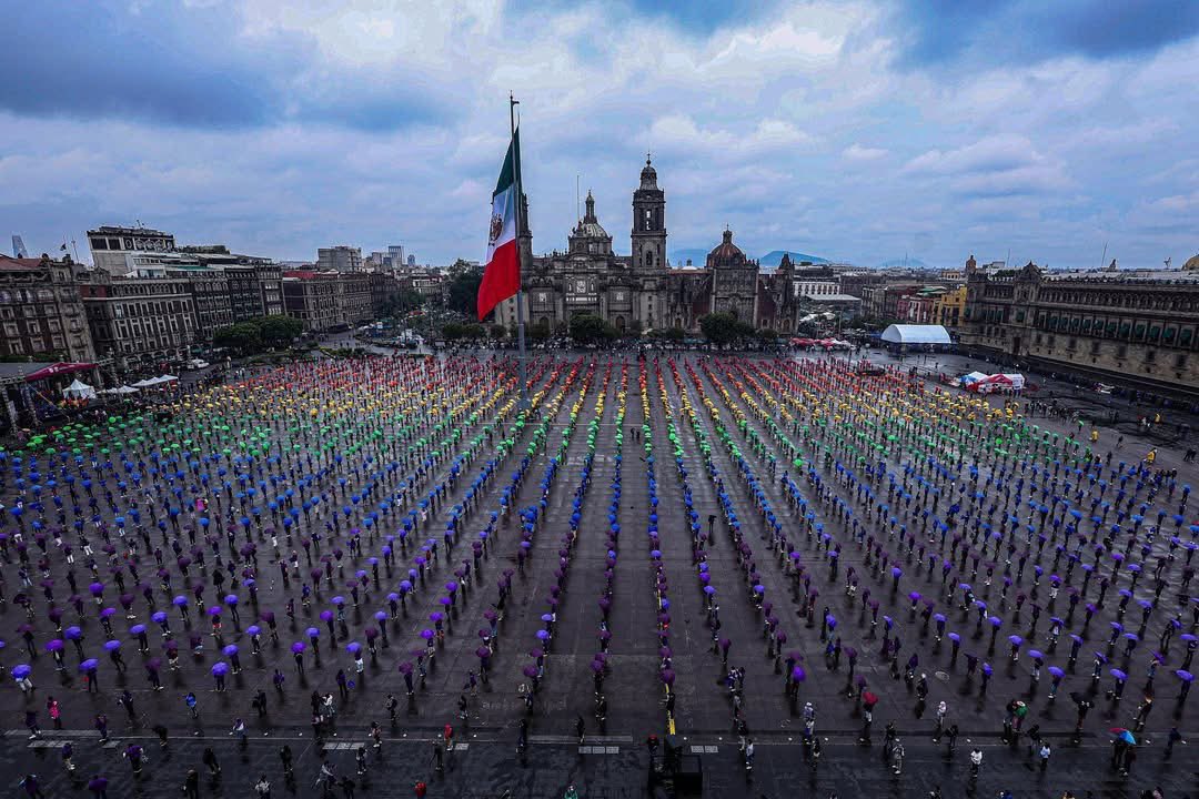 charly_demeza's tweet photo. Que nadie se tenga que ocultar, morir, callar por ser quien es ❤️🧡💛💚💙💜 #ZocaloCDMX https://t.co/FoNWP8kMUJ