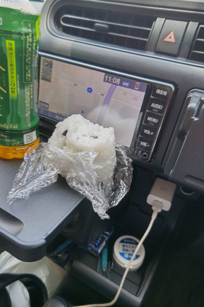 nanundo53629's tweet photo. 5月名古屋の営業中に中京大学の豊田キャンパス非常勤講師室で、リン先生におにぎり頂きました。
中にはしば漬けが入った大きいおにぎり。
車の中で昼ご飯にいただきました。ご馳走様でした。
美味しかったでーす。 https://t.co/WfjLBK9NoY