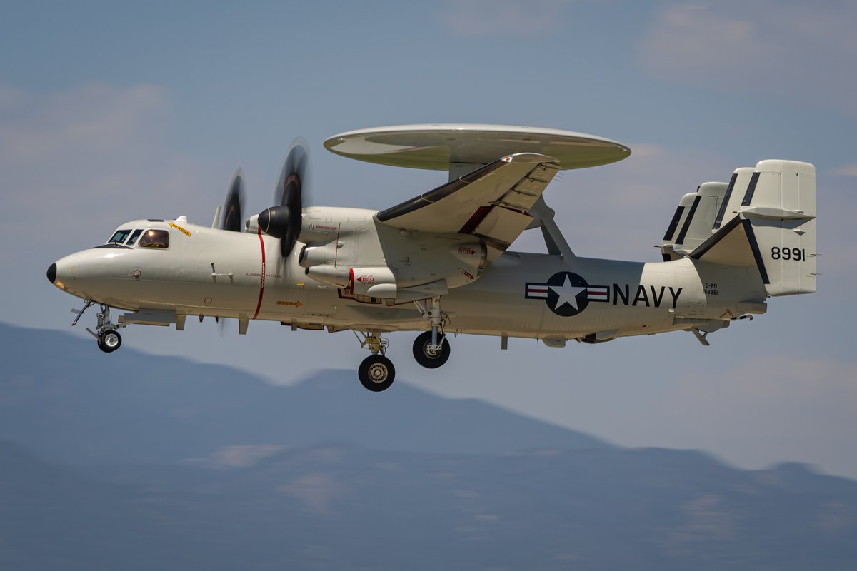 GDevorePhotos's tweet image. DEPOT11, a Grumman E-2 Hawkeye lands at Colorado Springs.