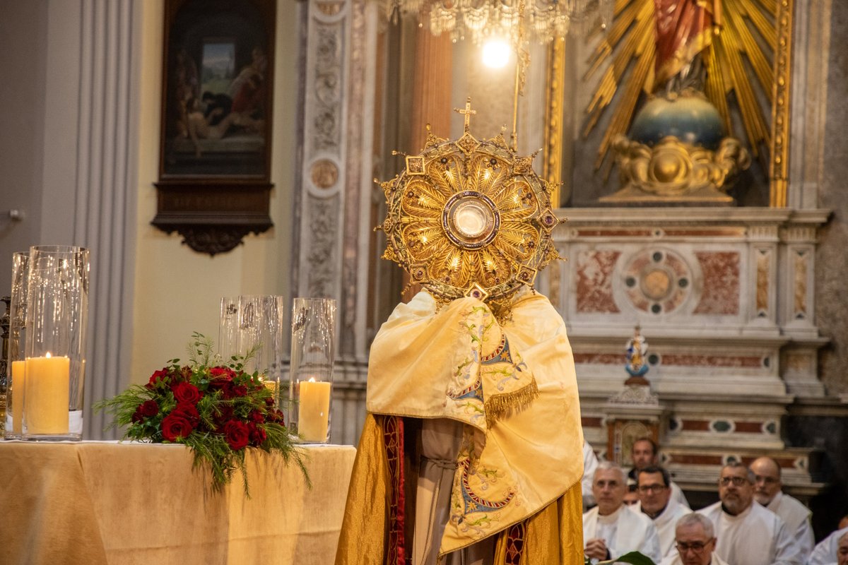 ¡La #Procesión de #CorpusChristi fue una verdadera fiesta! ✝️
¡Sigamos dando gracias a Cristo por su amor, que se manifiesta en su entrega en cuerpo y sangre para alimentar nuestra fe en el pan de vida 🙏
