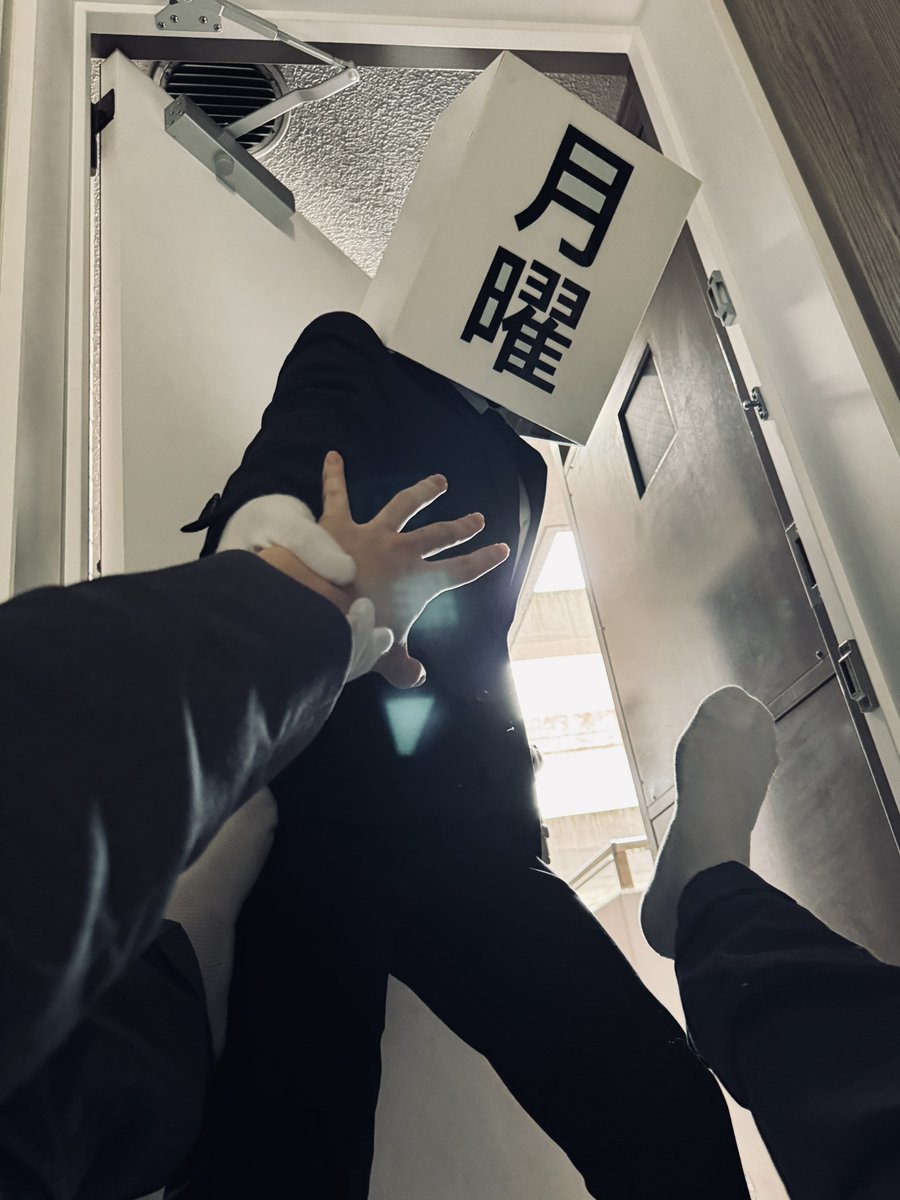 getsuyou_man's tweet image. 暑い？あまえるな。働け。