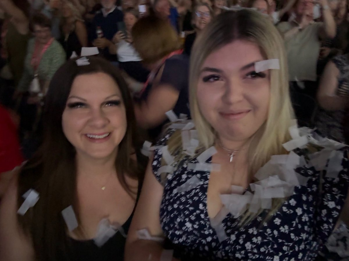 J6O's tweet photo. @GaryBarlow Me and my girl in Cardiff ❤️ https://t.co/5LflHhPxf3