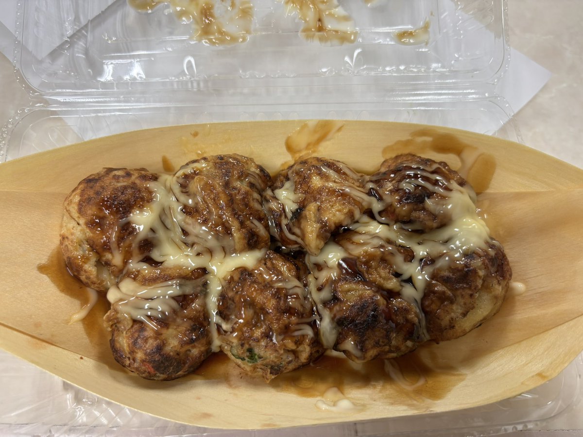 mdrkw_hikaru's tweet photo. 昨日、本場大阪のたこ焼きの差し入れが！　確か3種類あったんだけど、ネギのインパクトが凄くて、ネギ一択だった(笑)。たこ焼きって美味しいねぇ、アヤトくん♪ https://t.co/wSN9pyBNdF