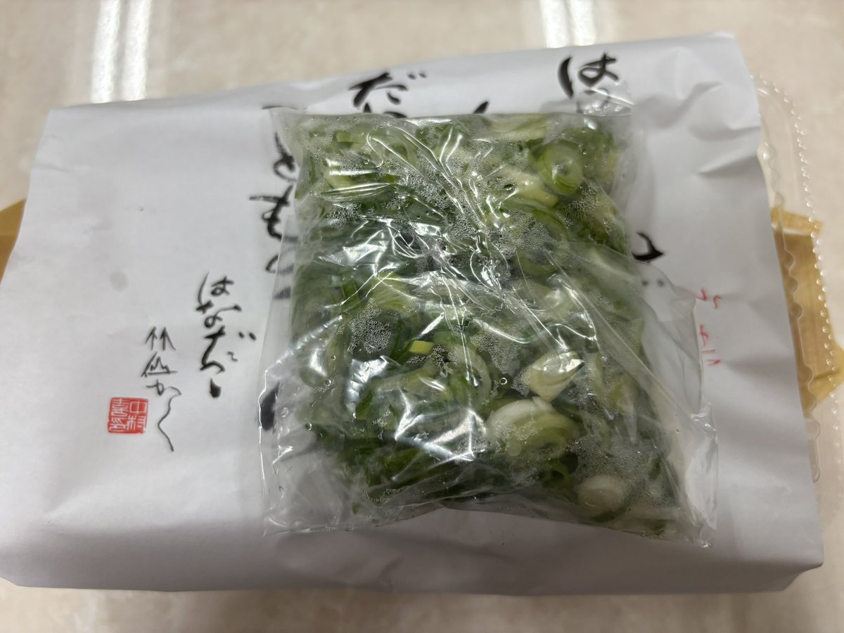 mdrkw_hikaru's tweet photo. 昨日、本場大阪のたこ焼きの差し入れが！　確か3種類あったんだけど、ネギのインパクトが凄くて、ネギ一択だった(笑)。たこ焼きって美味しいねぇ、アヤトくん♪ https://t.co/wSN9pyBNdF