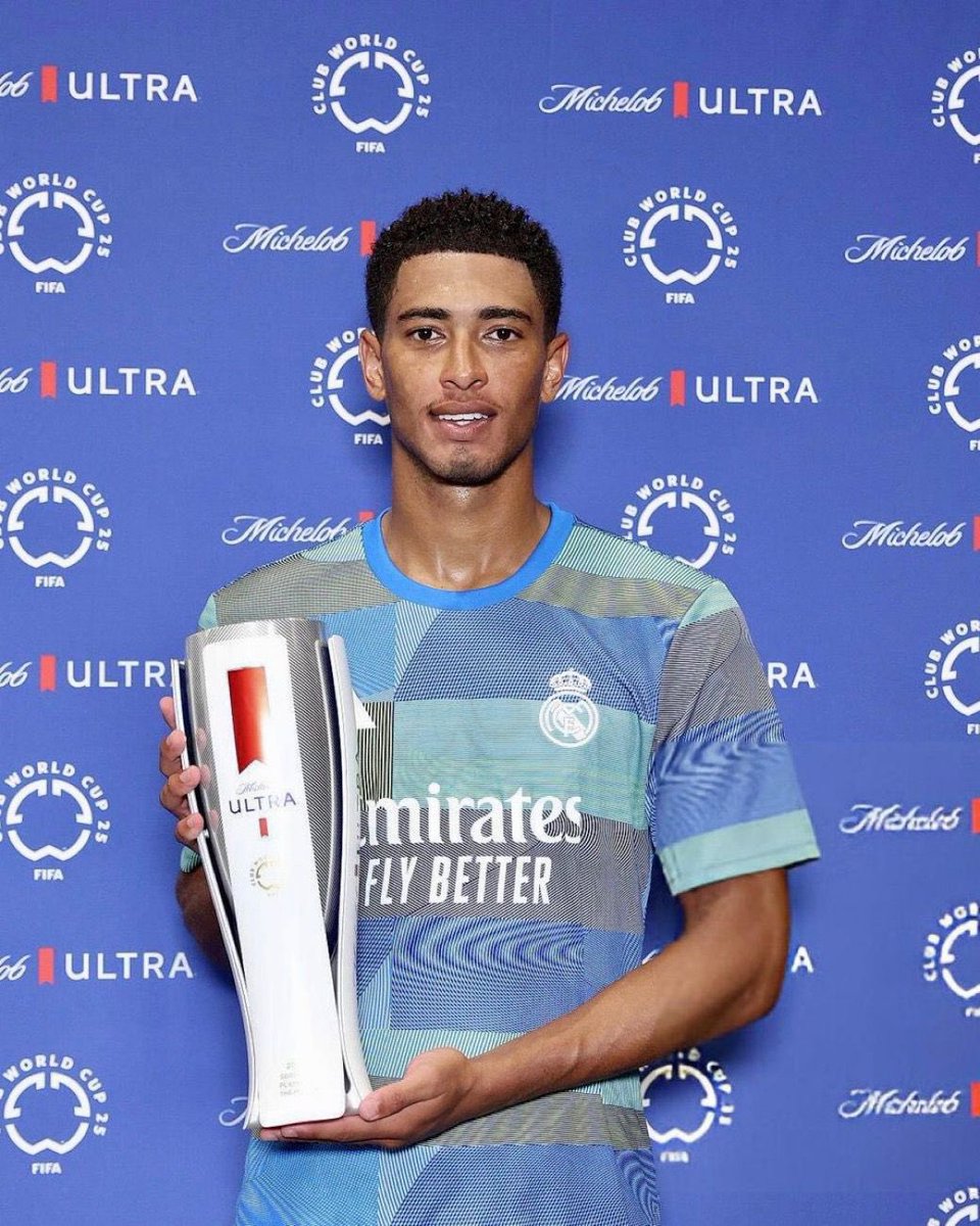 رجل المباراة مع جائزته 😍🏆
