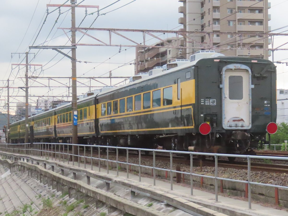 6/23
JR西日本EF65形EF65 1124+14系ﾐﾊSA編成 サロンカーなにわ中間車5B(ｵﾛ14 706-710)
回9970レ 向日町(操)行

今朝は···
14系｢サロンカーなにわ｣の中間車廃車回送を芥川橋梁で狙って来ました！👀

側面幕·銘板類も外された中間車の最後の花道にトワ釜牽引は泣けてきますね。今までありがとう…