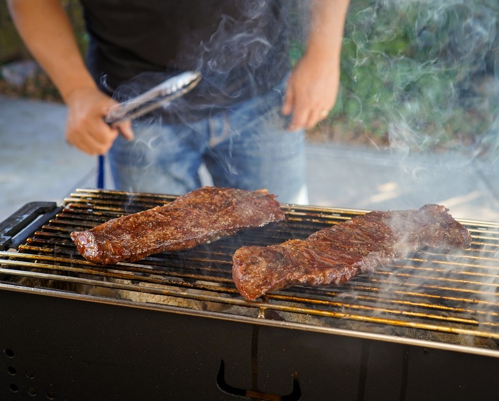 allenbrossteaks's tweet photo. Grilling Cuts Trending Now!
Your new grilling lineup:
- Prime Skirt Steak
- Wagyu Tri-Tip
- Flanken-Cut Short Ribs
- Bavette
- Picanha
Chef-trusted. Butcher-approved.
https://t.co/K4sgKMxZrs
#USDAPrime #WagyuBeef #BBQEssentials #SteakhouseAtHome https://t.co/903T3hdfnD
