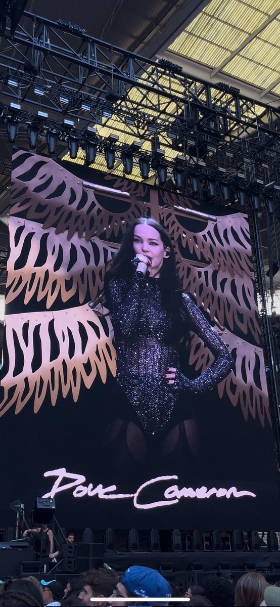 📸 <a href="/DoveCameron/">Dove Cameron</a> durante su presentación en el segundo show del #RadicalOptimismTour en el estadio Wembley.