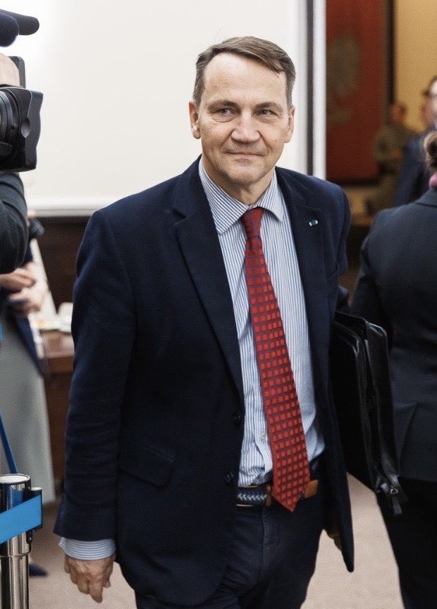 Na lotnisku Chopina w Warszawie wylądował wojskowy samolot z naszymi 64 Rodakami i 4 małych dzieci. W ciągu czterech dni do 🇵🇱 bezpiecznie wróciło około 300 Polaków i obywateli innych państw.

Dziś kończymy ewakuację. Dziękujemy wszystkim zaangażowanym w koordynację działań!