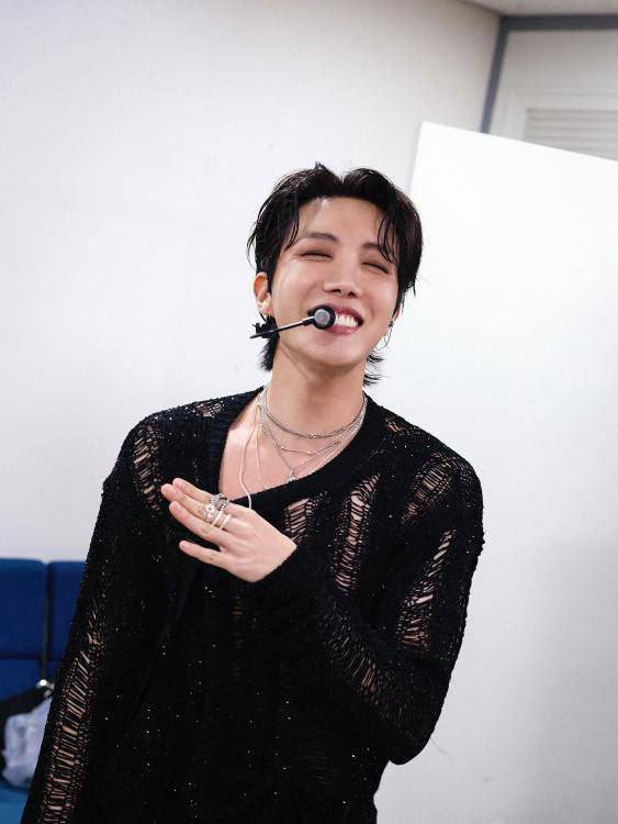 NancySa75426635's tweet image. Actualización del canal #HopeTo de BTS en Instagram | 250622

💜: Cómo Hobi pasa su tiempo de espera ✍️🕺📸 .

Link del canal: instagram.com/channel/AbYmW6…