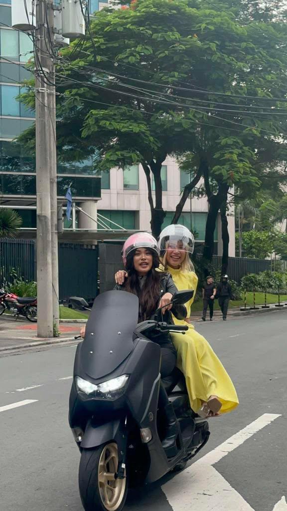 Guys gising na at manood tayo ng <a href="/UnangHirit/">Unang Hirit</a> hehe parating na si Mowm sinundo na ni Shuvs <a href="/KDGVotingTeam/">BBS KLARISSE</a> 

#OAsaUnangHirit